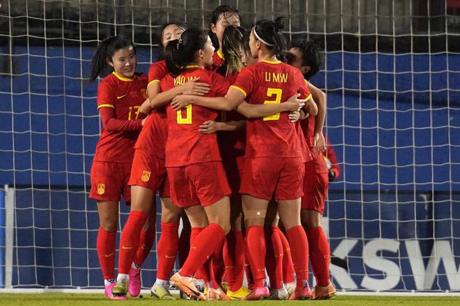 美国女足国家队引领比赛取得胜利