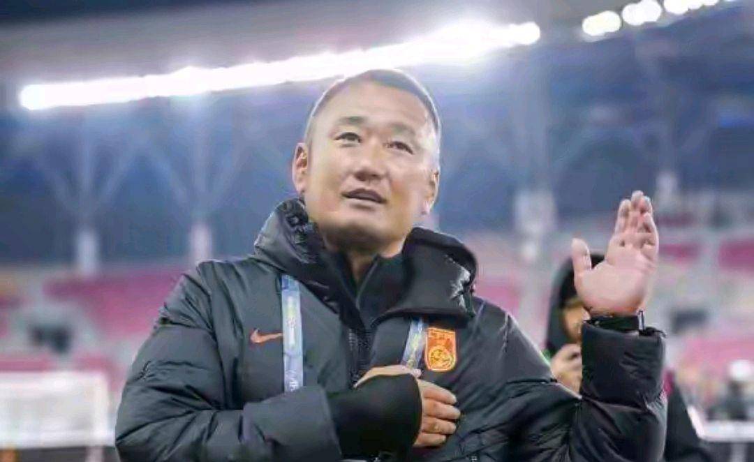 热门足球比赛正酝酿中，球员们全力以赴迎接挑战
